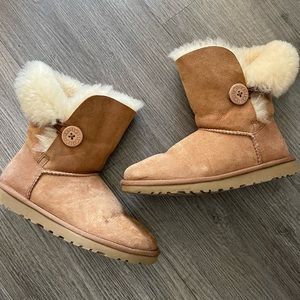 Classic Short Bailey Button II UGGS Size 6 Chestnut